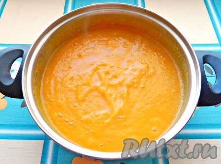 Пюрировать крем-суп погружным блендером.