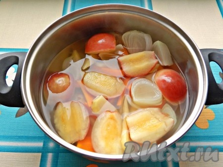Вскипятить 0,5 литра воды. В кипящую воду положить морковь и варить 15-20 минут. Затем добавить лук, проварить 5 минут, добавить яблоки и варить ещё 5 минут.