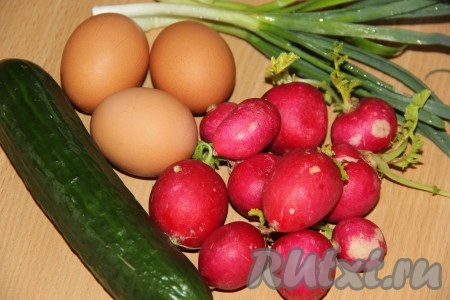 Яйца сварить вкрутую и остудить. Овощи и лук вымыть.
