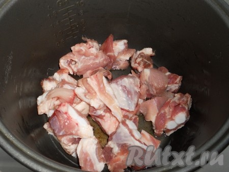 Свиные рёбрышки вымыть, обсушить, нарезать на части. Растительное масло влить в чашу мультиварки, выложить рёбрышки, готовить их на режиме "Жарка" 15 минут, периодически перемешивая.