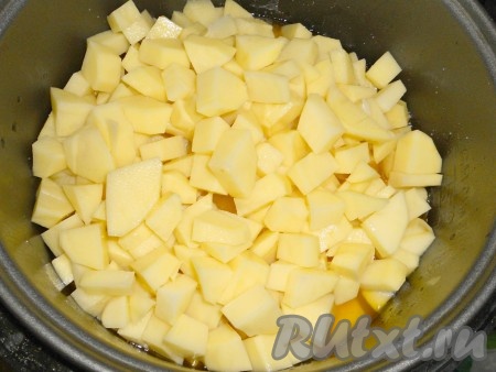Далее добавить к рёбрышкам очищенный и нарезанный на средние кусочки картофель.