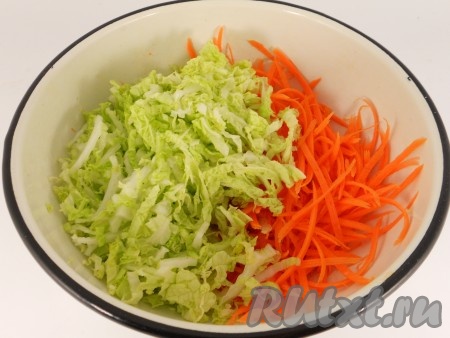 Капусту тонко нашинковать, добавить натертую на крупной терке (или терке для корейской моркови) морковь.