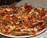 Пицца с куриной грудкой и грибами