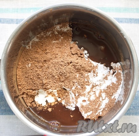 Для приготовления глазури: в ковшике или кастрюльке соединить сахарную пудру, какао и кипяток, перемешать, поставить на водяную баню, довести до однородной массы. 