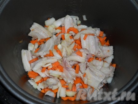 Добавить морковь и лук, порезанные кубиками. Готовить дальше, на том же режиме еще 15 минут.