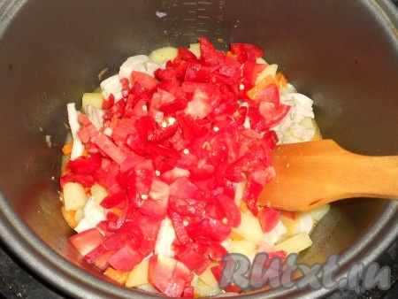 Затем открыть крышку мультиварки и добавить в чашу порезанные небольшими кубиками помидоры и сладкий болгарский перец. Всыпать сахар. Перемешать.
