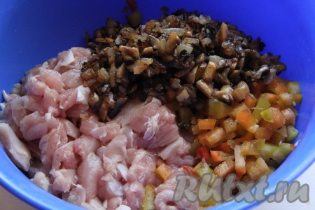 В миске смешать обжаренные шампиньоны, порезанный болгарский перец и куриное мясо.
