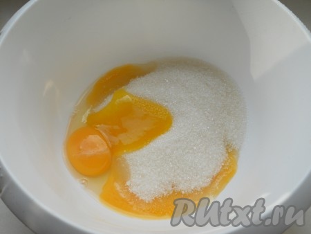 В глубокую посуду всыпать сахар, добавить мед, 2 желтка и 1 белок (еще один белок оставить для приготовления глазури).
