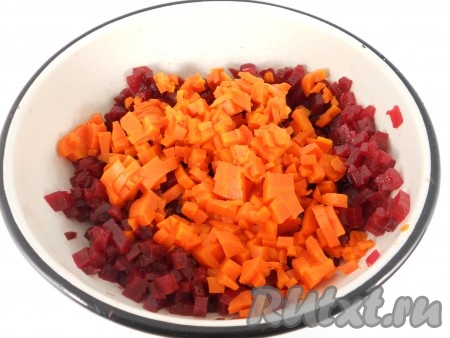 К свекле добавить очищенную и нарезанную на небольшие кубики морковку. Старайтесь, чтобы все овощи для винегрета были нарезаны на кубики, приблизительно, одинакового размера.