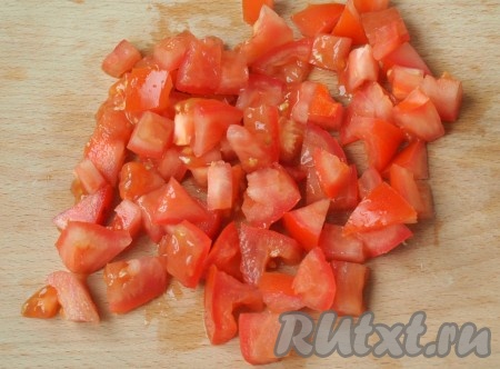 Пока запекаются баклажаны, нарежем кубиками помидоры.
