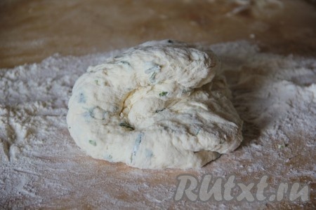 К получившемуся тесту, по желанию, можно добавить нарезанную мелко зелень и вмешать её в тесто. Тесто на припылённой мукой поверхности раскатать в пласт толщиной 2 сантиметра.