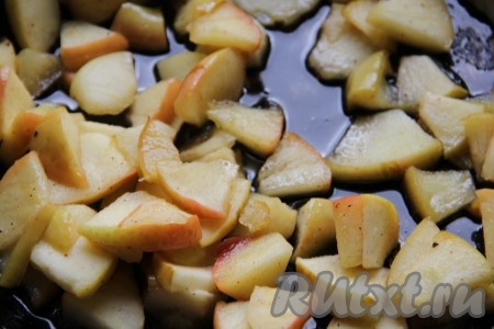 Яблоки нарезать на дольки. Выложить кусочки яблок на разогретую с растительным маслом сковороду и обжарить, периодически помешивая, до мягкости кусочков яблок. Затем убрать с огня и дать остыть.