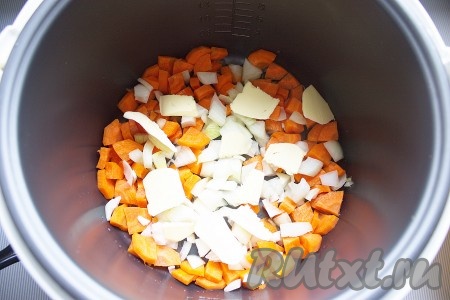 Морковь и лук очистить. Морковь нарезать на небольшие кусочки, лук - на полукольца или четверть кольца. В чашу мультиварки выложить нарезанные овощи и 40 грамм сливочного масла, нарезанного на кусочки. Установить режим мультиварки "Жарка" (или "Выпечка") на 30 минут. Обжарить овощи в течение 15 минут, периодически помешивая.