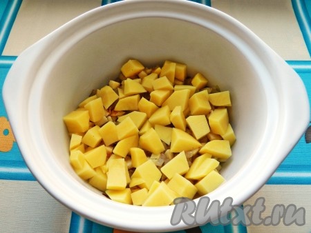 Переложить в кастрюлю, добавить нарезанный кубиками картофель.