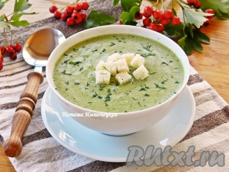 Вкусный суп из шпината и брокколи готов. Подавать суп горячим, посыпав свежей зеленью и сухариками.
