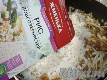 Через несколько минут добавить в кастрюлю рис, отваренный до полуготовности.

