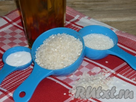 всыпать рис, добавить соль, сахар и растительное масло,

