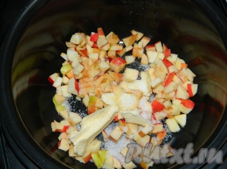 В чашу мультиварки поместить нарезанные мелким кубиком яблоки, сахар и сливочное масло. Включить на 10 минут режим "Жарка". Этого времени будет достаточно, чтобы яблоки пустили сок.
