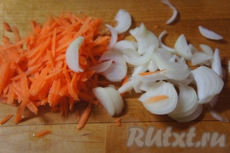 Лук и морковь порезать