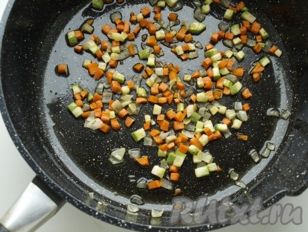 Лук, кабачок и морковь чистим и режем кубиками, обжариваем на растительном масле до золотистого цвета.
