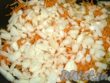 Мелко нарезанный лук и натёртую на мелкой тёрке морковь обжариваем на растительном масле до золотисто-румяного цвета.
