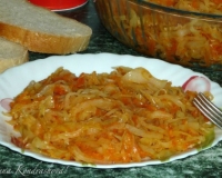 Капуста, тушёная с томатом на сковороде