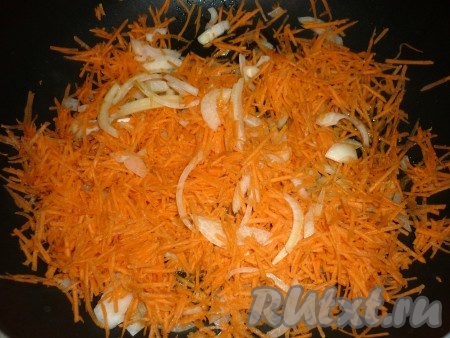 Чистим лук и морковь. В сковороде прогреваем растительное масло, после этого выкладываем лук, нарезанный полукольцами, и натёртую на крупной (или средней) тёрке морковку, перемешиваем, обжариваем на среднем огне до мягкости моркови, не забываем периодически помешивать, чтобы овощи не подгорели. 