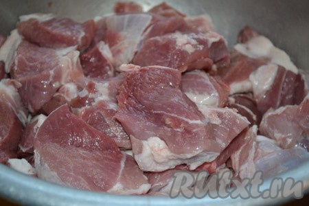 Свинину, вымытую под проточной водой, обсушиваем и режем на кусочки среднего размера. Кладём мясо в кастрюлю. Добавляем свежемолотый перец и соль по вкусу, перемешиваем.