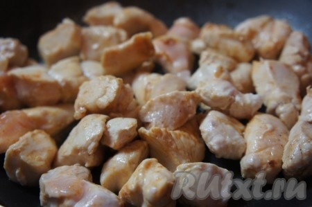 На сковороде разогреть растительное масло, выложить кусочки куриного мяса, обжарить на среднем огне, иногда помешивая, в течение 5 минут.
