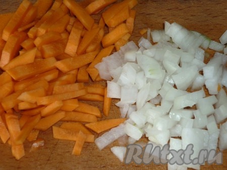 Морковь нарезать соломкой, лук - кубиками.
