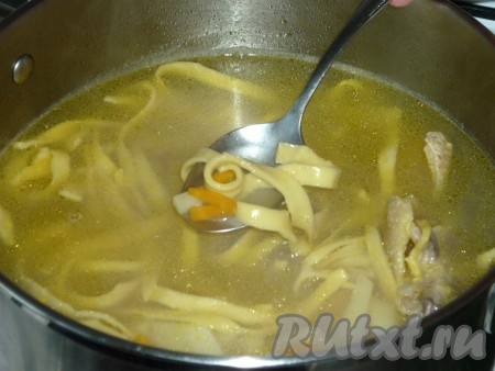 Когда картофель будет практически готов, добавить в куриный суп домашнюю лапшу и варить минуты 3.
