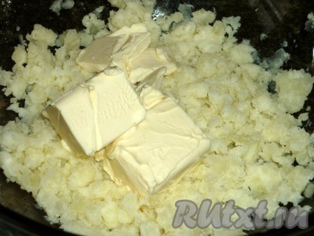 Даём остыть и натираем на тёрке. Добавляем к картошке размягченное сливочное масло, просеянную муку, яичный желток и соль.
