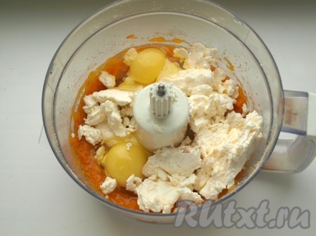 К тыквенному пюре добавляем творог, яйца, сливки, ванильный сахар, корицу, мускатный орех, соль.
