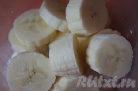 Банан очистить, нарезать на небольшие части и добавить к творогу.
