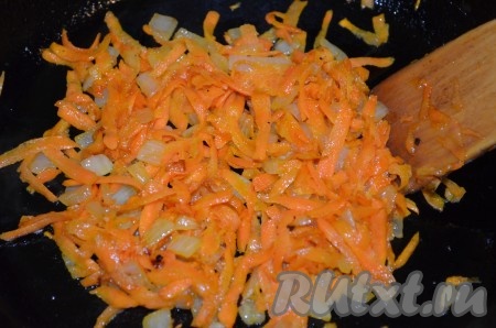 Обжарить лук с морковкой на растительном масле до слегка золотистого цвета.
