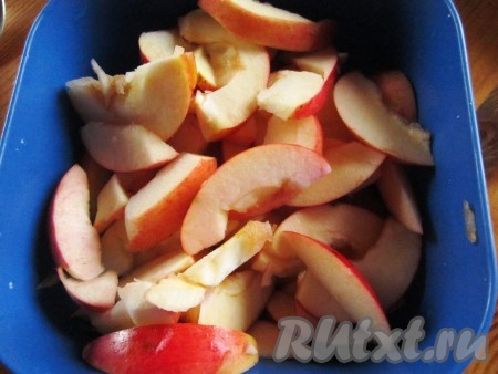 Яблоки вымойте, удалите сердцевину с семенами и нарежьте небольшими дольками.