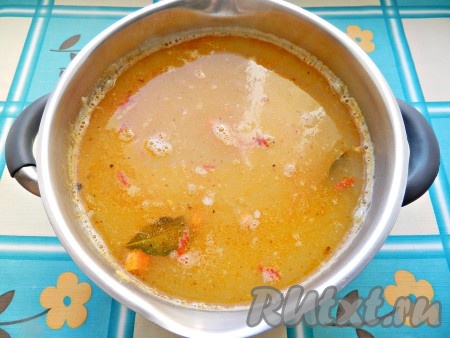 В конце приготовления выложить в суп из свинины с фасолью овощную заправку, довести до кипения и снять с огня. Дать супу настояться и подавать.
