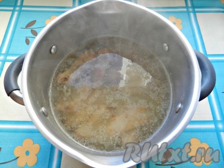 Переложить в кастрюлю, залить 1,5 литрами горячей воды, довести до кипения, снять пену и варить до готовности, около 1 часа.
