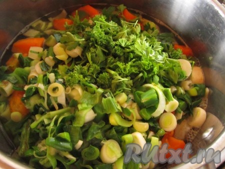 Через минут 10-15 после закипания добавьте в кастрюлю порей и измельчённую петрушку. Посолите суп по вкусу. Варите ещё около 10 минут, до готовности овощей.
