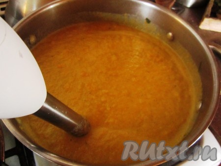Измельчите суп погружным блендером до однородного состояния.