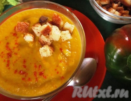 Яркий и ароматный суп-пюре из моркови готов! Подавайте его с острыми чесночными гренками.