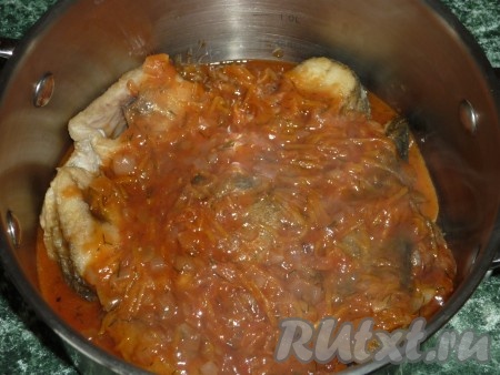 Заливаем щуку томатным соусом и тушим на маленьком огне минут 25-30 минут (если соус будет слишком густой, добавьте немного воды).
