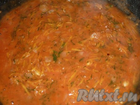 томатный сок и тушим минут 5. Затем получившийся томатный соус солим, перчим и добавляем порезанную зелень.
