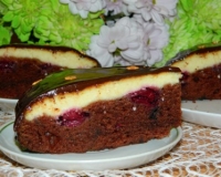 Творожно-шоколадный пирог с вишней