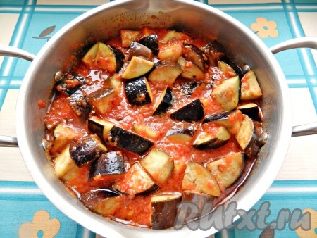 В кастрюлю с томатным пюре добавить баклажаны и варить 10 минут. 
