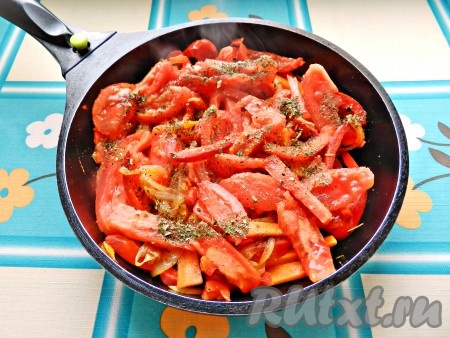 Затем добавить очищенные от кожуры и нарезанные помидоры, присыпать сухими итальянскими травами, перемешать, готовить 1-1,5 минуты, чтобы помидоры пустили сок.
