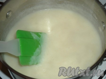 Готовим манную массу: 

Молоко, сливочное масло и сахар доводим до кипения. Затем небольшой струйкой добавляем манную крупу и варим, помешивая, до загустения.