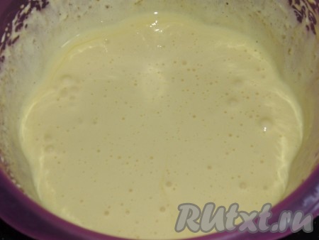 Готовим бисквит:

Яйца разделяем на желтки и белки. Желтки кладём в миску, добавляем половину сахара и растираем до побеления массы.