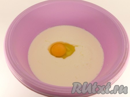 Кефир комнатной температуры влить в глубокую миску, добавить яйцо.
