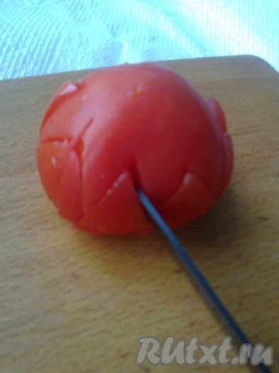 Один помидор разрежем пополам в виде зубчиков.